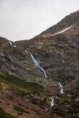 Gola Gölü 'ndeki Unarre Vadisi' nin panoramik manzarası. Biraz bulutla güneşli bir gün, ilkbaharın başlarında.