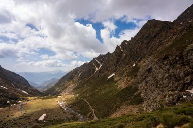 Gola Gölü 'ndeki Unarre Vadisi' nin panoramik manzarası. Biraz bulutla güneşli bir gün, ilkbaharın başlarında.