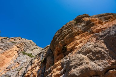 Pireneler 'deki Kolej Boğazı. Baharın ortasında. Gökyüzünde bulutlar olmayan güneşli bir günde ve tamamen mavi bir gökyüzünde.
