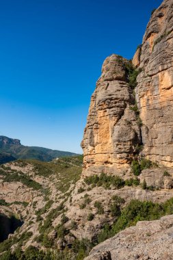 Pireneler 'deki Kolej Boğazı. Baharın ortasında. Gökyüzünde bulutlar olmayan güneşli bir günde ve tamamen mavi bir gökyüzünde.