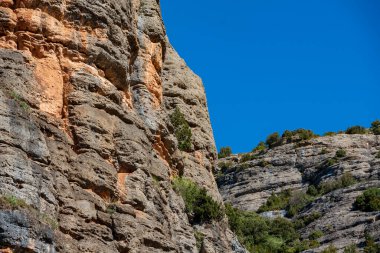 Pireneler 'deki Kolej Boğazı. Baharın ortasında. Gökyüzünde bulutlar olmayan güneşli bir günde ve tamamen mavi bir gökyüzünde.