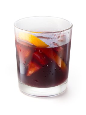 Koyu kırmızı portakal dilimleri ile kokteyl