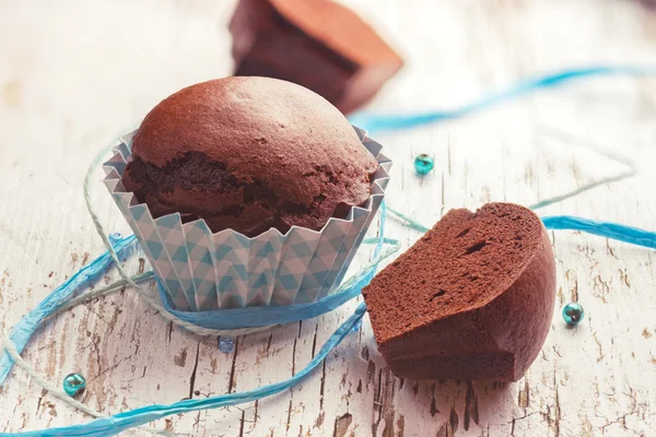 Choklad muffin om på träbord — Stockfoto