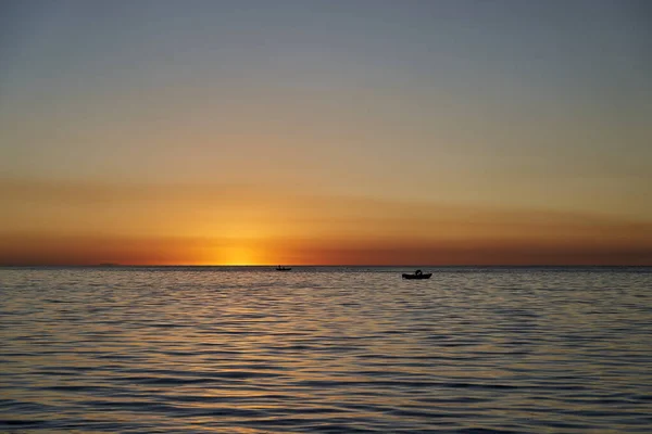 Hermosa Puesta Sol Dorada Sobre Lago Titicaca Con Silueta Pescador — Foto de Stock