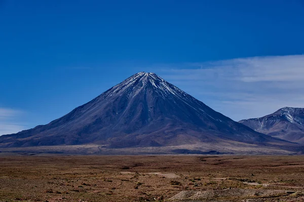 Licancabur Ist Ein Schwarzer Stratovulkan Der Grenze Zwischen Bolivien Und — Stockfoto