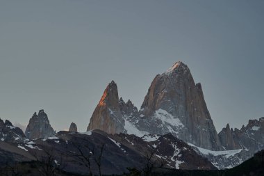 Fitzroy Dağı, Güney Arjantin, Patagonya, Güney Amerika 'da yüksek ve karakteristik bir dağ zirvesi ve turistler için popüler bir yürüyüş ve yürüyüş yeridir.