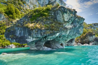 Marbel Mağaraları, General Carrera Gölü veya Buenos Aires Gölü. Patagonya 'da Carretera austral boyunca yer almaktadır ve Arjantin ve Şili tarafından paylaşılmaktadır. Güney Amerika