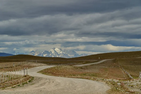 Uitgestrekte Open Landschap Patagonië Met Besneeuwde Bergen Van Andes Achtergrond — Stockfoto