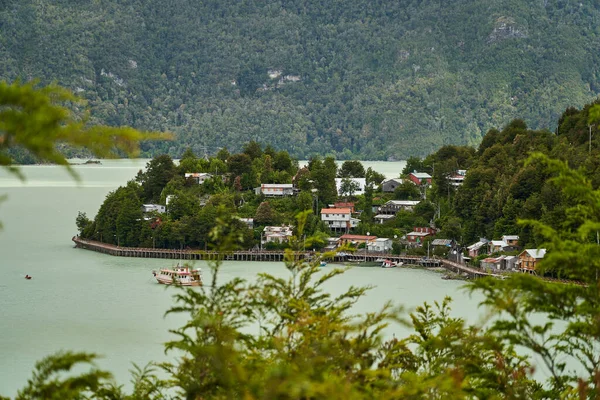 Kereste kasabası Caleta Tortel 'in ahşap rıhtımları ve kaldırımları Rio Baker' da Patagonya, Şili, Güney Amerika 'daki Carretera Austral boyunca uzanır.