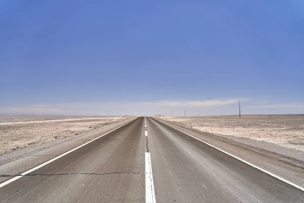 Ciemna Czarna Asfaltowa Droga Donikąd Prowadząca Prosto Horyzontu Pustyni Atakama — Zdjęcie stockowe