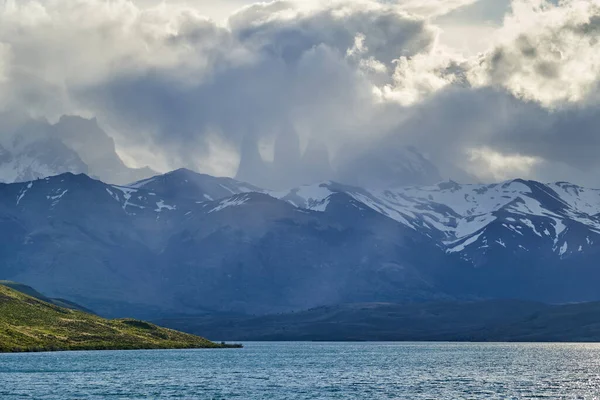 智利南部巴塔哥尼亚的托雷德尔培恩国家公园的塔楼被乌云覆盖 绿树成荫 湖和雪覆盖着安第斯山脉 — 图库照片