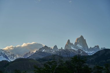 Fitzroy Dağı, Güney Arjantin, Patagonya, Güney Amerika 'da yüksek ve karakteristik bir dağ zirvesi ve turistler için popüler bir yürüyüş ve yürüyüş yeridir.