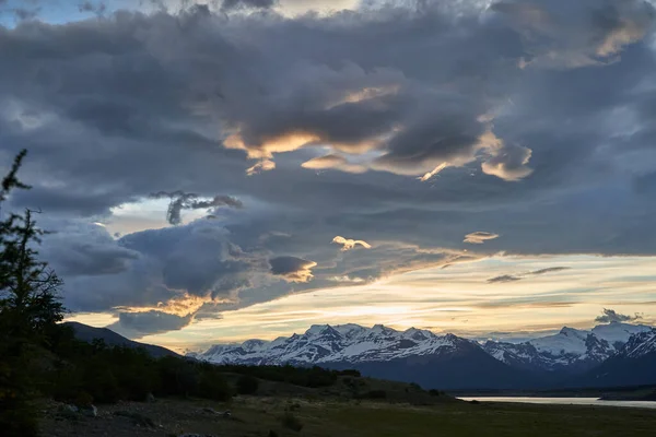Moody Zachód Słońca Dramatycznymi Chmurami Nad Krajobrazem Lago Roca Lodowcu — Zdjęcie stockowe