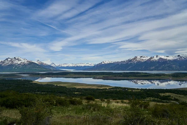 Perito Moreno buzulu, Güney Amerika 'da Patagonya' daki Buzul Ulusal Parkı 'ndaki lago roca manzarası üzerinde dramatik bulutlarla kaplı And Dağları' ndan oluşan karlarla kaplı.