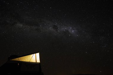 Gece gökyüzü güney yarımkürenin şaşırtıcı samanyolunu gösteriyor. Gökadanın derinliklerine, gökyüzündeki yıldızlara bak.