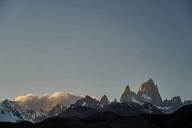 Fitzroy Dağı, Güney Arjantin, Patagonya, Güney Amerika 'da yüksek ve karakteristik bir dağ zirvesi ve turistler için popüler bir yürüyüş ve yürüyüş yeridir.