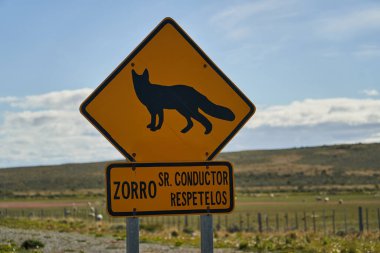 Sarı ve siyah yol işareti bir tilkiyi gösteriyor, ve Zorro, yavaşla diyor, patagonya, Güney Amerika 'da duruyor.