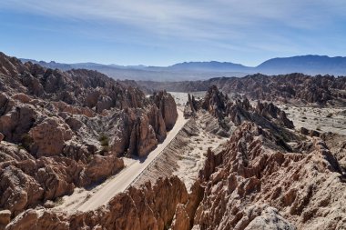 Quebrada de las Flechas, güzel kurak çöl manzarasıyla ünlü Ruta 40 boyunca salta ve kafe arasında geçen manzaralı bir çöl gezisidir. Arjantin turistler için popüler bir tatil beldesi.