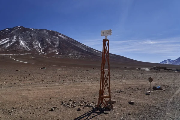 Wegweiser Auf Einer Metallrahmenkonstruktion Die Die Grenze Zwischen Bolivien Und — Stockfoto