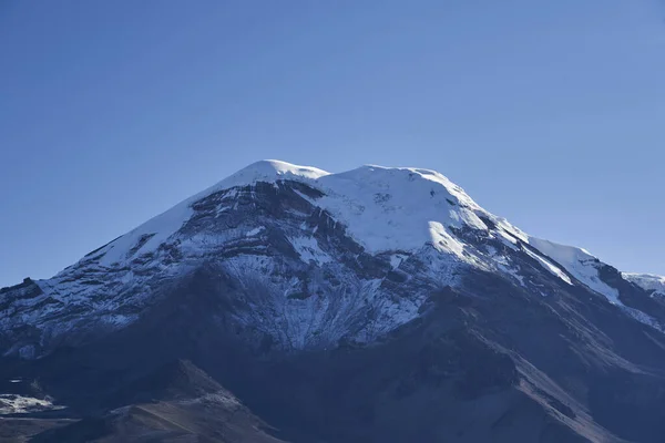 Kar tepeli volkan Chimborazo Ekvador 'un en yüksek dağıdır ve zirve gezegenler merkezinden en uzak noktadır çünkü ekvatora yakındır.