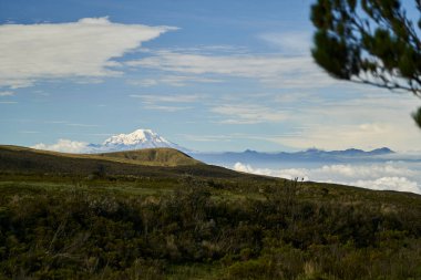 Illinizas 'a bakın, Quito, Ekvador' un güneyinde yer alan bir çift volkanik dağ, Cotopaxi yanardağının eteklerinden görülmektedir.