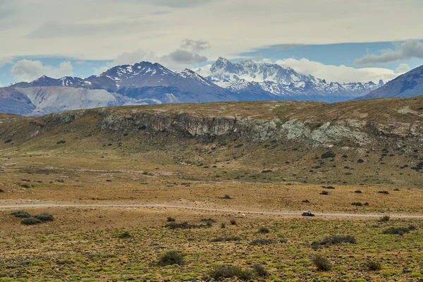 Uitgestrekt Open Landschap Patagonië Met Besneeuwde Bergen Van Andes Achtergrond — Stockfoto
