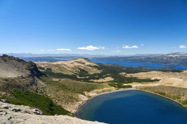 Volkan Batea Mahuida, Patagonya, Arjantin, Güney Amerika 'daki And Dağları ve göllerine bakan geniş bir manzara.