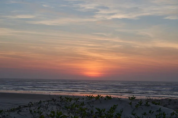 Hermosa Puesta Sol Con Luz Dorada Cielo Dramático Sobre Playa — Foto de Stock