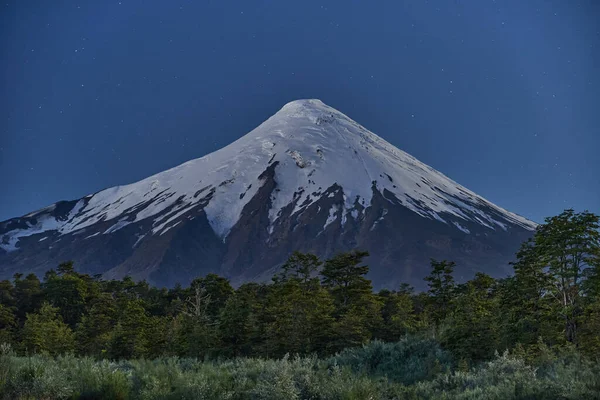 Der Schneebedeckte Vulkan Osorno Der Nacht Unter Dem Sternenhimmel Patagonien — Stockfoto