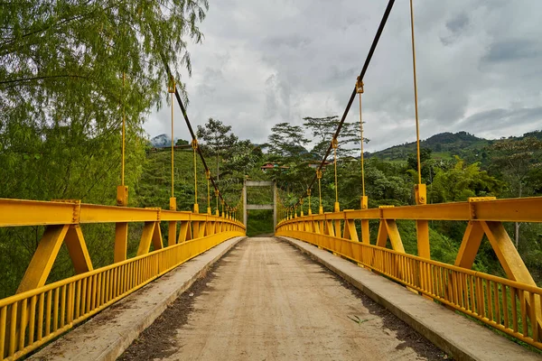 Alte Hängebrücke Mit Gelber Farbe Und Einem Einspurigen Weg Den — Stockfoto