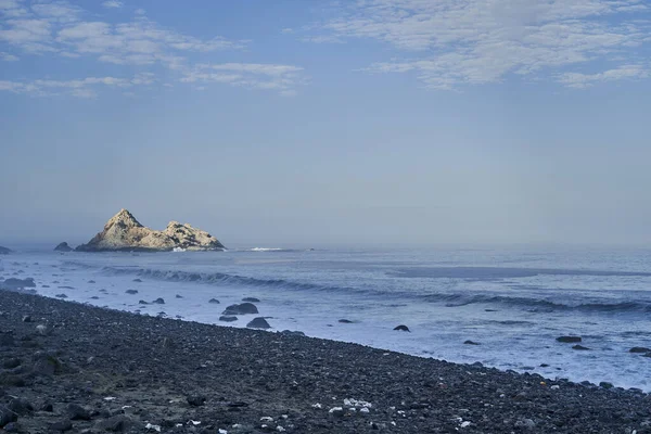Puesta Sol Sobre Una Roca Cubierta Guano Costa Pacífica Perú — Foto de Stock