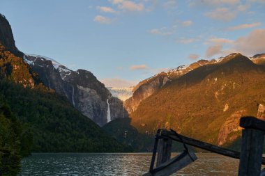 Ventisquero Colgante, Patagonya, Şili, Güney Amerika 'daki Carretera austral boyunca ulusal parkta şelale ve gölle asılı bir buzul.