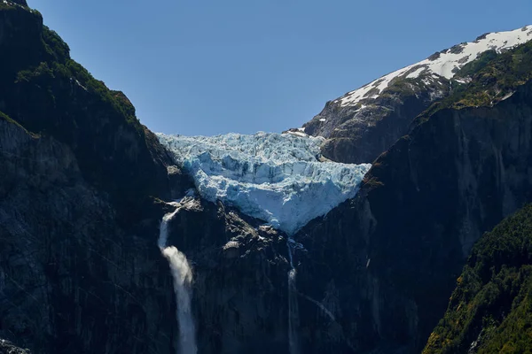 Sunset Ventisquero Colgante Hängande Glaciär Med Vattenfall Och Sjö Queulat — Stockfoto