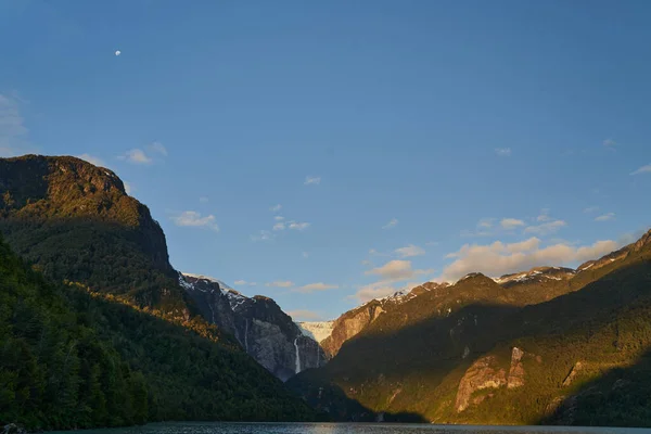 Ventisquero Colgante Ein Hängender Gletscher Mit Wasserfall Und See Queulat — Stockfoto