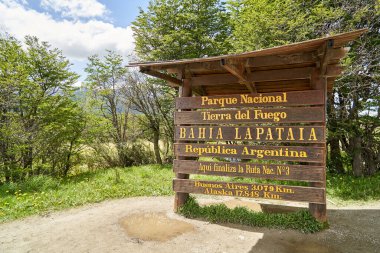 Dünyanın sonunun işareti Tierra del Fuego 'daki Bahia Lapataia, Patagonya, Arjantin, Güney Amerika
