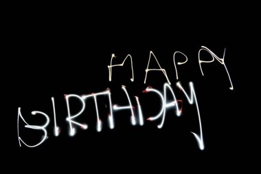 Hafif boyalı doğum günün kutlu olsun diyor, siyah arka planda parlak ışık
