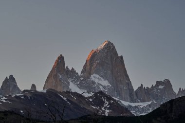 Fitzroy Dağı, Güney Arjantin, Patagonya, Güney Amerika 'da yüksek ve karakteristik bir dağ zirvesi ve turistler için popüler bir yürüyüş ve yürüyüş yeridir.
