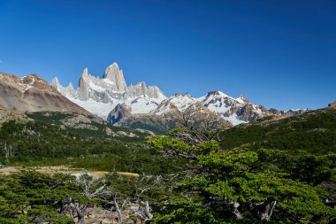 Fitzroy Dağı, Güney Arjantin, Patagonya, Güney Amerika 'da yüksek ve karakteristik bir dağ zirvesi ve turistler için popüler bir yürüyüş ve yürüyüş yeridir.