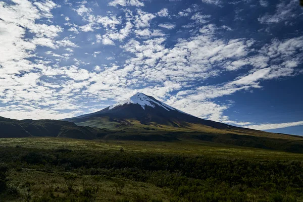Cotopaxi, Quito 'nun güneyindeki Latacunga kantonunda, And Dağları' nda aktif bir volkandır. Ekvador 'un ikinci en yüksek zirvesi ve dünyanın en yüksek volkanlarından biri.