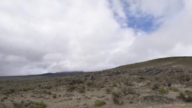 Kar tepeli volkan Chimborazo Ekvador 'un en yüksek dağıdır ve zirve gezegenler merkezinden en uzak noktadır çünkü ekvatora yakındır.