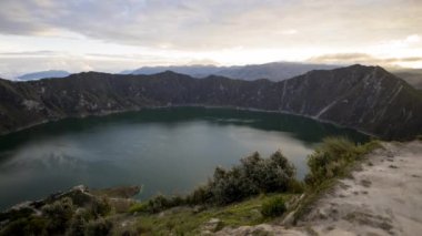 Quilotoa, Ekvador And Dağları 'nda yer alan bir krater gölüdür. Turkuaz su gövdeli Caldera ve quilotoa döngüsü denen popüler bir yürüyüş yolu..
