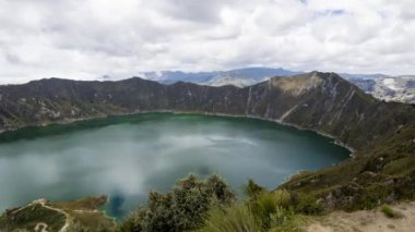 Quilotoa, Ekvador And Dağları 'nda yer alan bir krater gölüdür. Turkuaz su gövdeli Caldera ve quilotoa döngüsü denen popüler bir yürüyüş yolu..