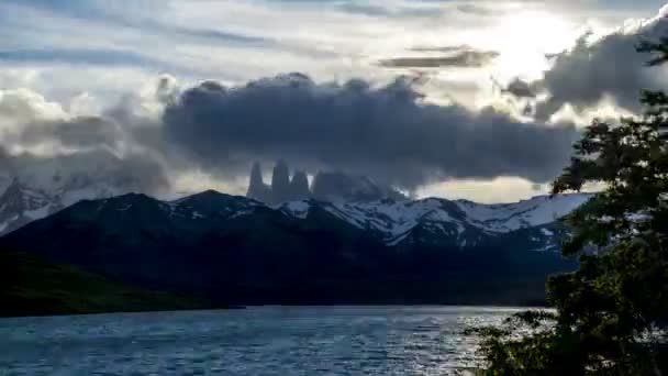 Zeitraffer Türme Des Torres Del Paine Nationalparks Bedeckt Von Wolken — Stockvideo