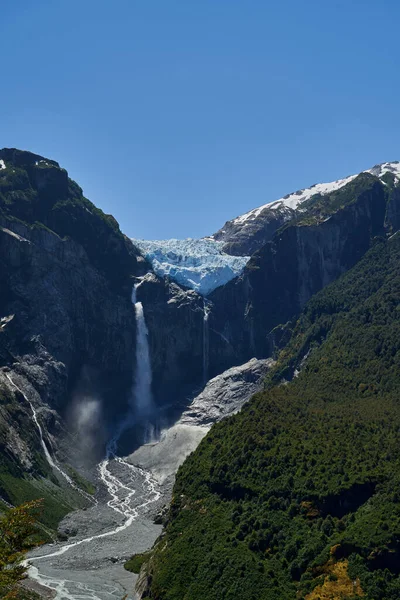Ventisquero Colgante 'nin batışı, Patagonya, Şili, Güney Amerika' daki Carretera austral boyunca ulusal parkta şelalesi ve gölü olan asılı bir buzul.
