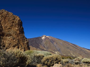 El Teide İspanya 'nın Tenerife adasındaki en yüksek volkandır. Yürüyüş ve yürüyüş için popüler bir seyahat yeri.