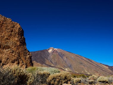 El Teide İspanya 'nın Tenerife adasındaki en yüksek volkandır. Yürüyüş ve yürüyüş için popüler bir seyahat yeri.