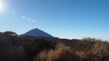 El Teide İspanya 'nın Tenerife adasındaki en yüksek volkandır. Yürüyüş ve yürüyüş için popüler bir seyahat yeri.