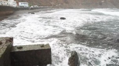 Dalgalar İspanya 'nın Tenerife adasında kıyıya vuruyor.