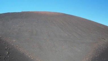 El Teide İspanya 'nın Tenerife adasındaki en yüksek volkandır. Yürüyüş ve yürüyüş için popüler bir seyahat yeri.
