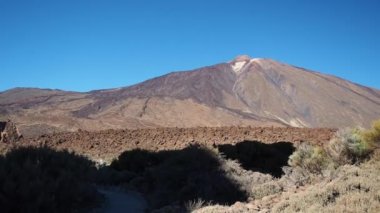 El Teide İspanya 'nın Tenerife adasındaki en yüksek volkandır. Yürüyüş ve yürüyüş için popüler bir seyahat yeri.